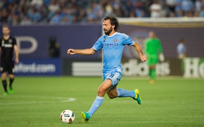 凤凰体育-伯贝这脚凌空抽射反弹入网